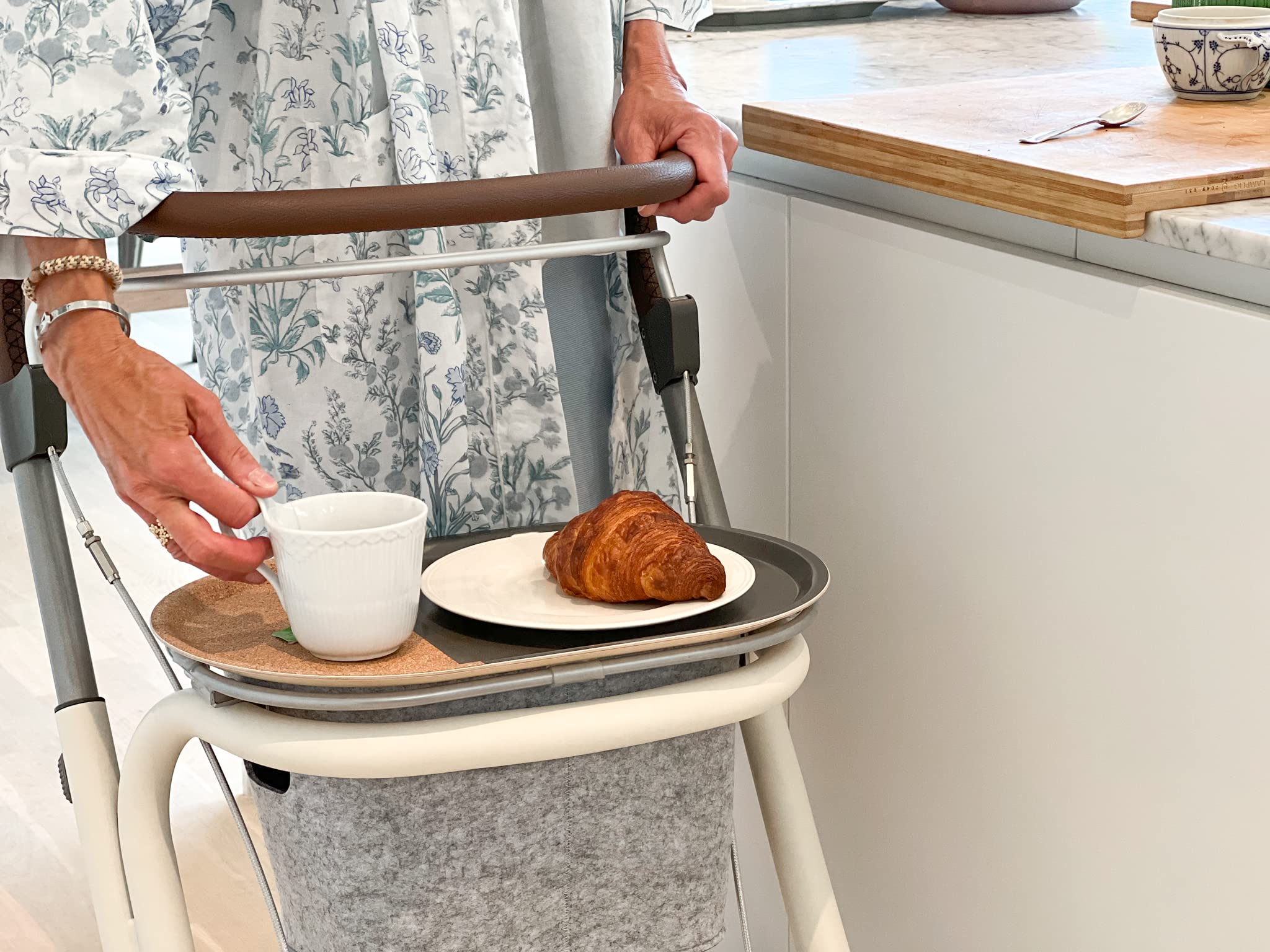 byacre-scandinavian-butler-indoor-rollator-wei-mit-tablett-und-korb image 7